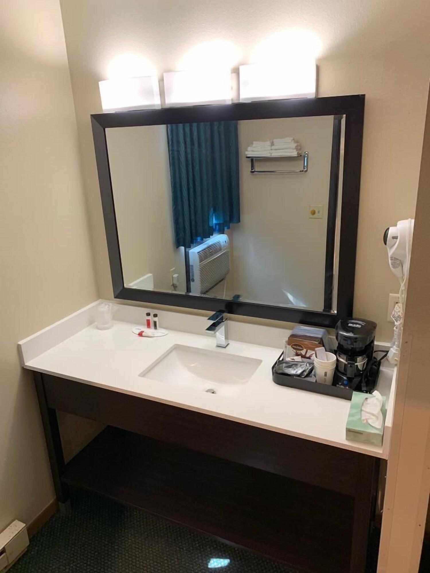 Super 8 By Wyndham Huron Ngoại thất bức ảnh