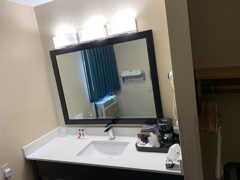 Super 8 By Wyndham Huron Ngoại thất bức ảnh