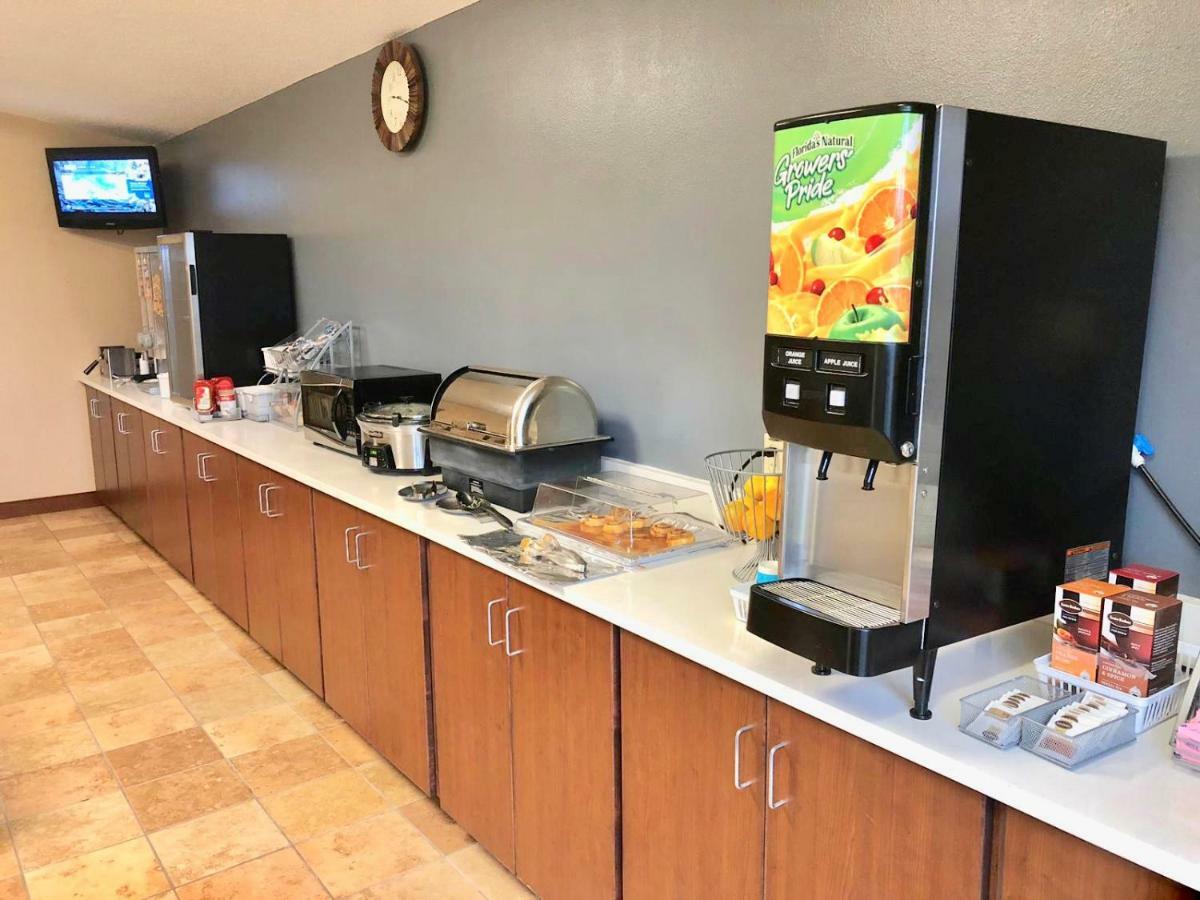 Super 8 By Wyndham Huron Ngoại thất bức ảnh